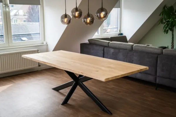 Eiken (boomstam) tafel met stalen rechte poten 2