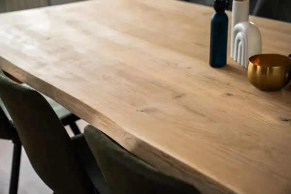 Eiken (boomstam) tafel met stalen rechte poten 3