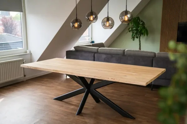Eiken (boomstam) tafel met stalen rechte poten 4
