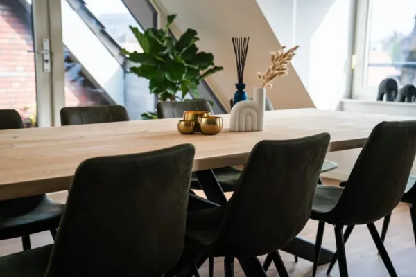 Eiken (boomstam) tafel met stalen rechte poten 8