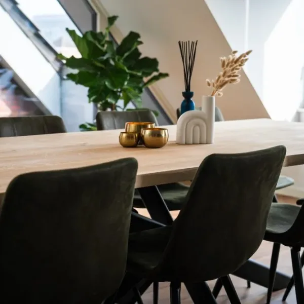 Eiken (boomstam) tafel met stalen rechte poten 8