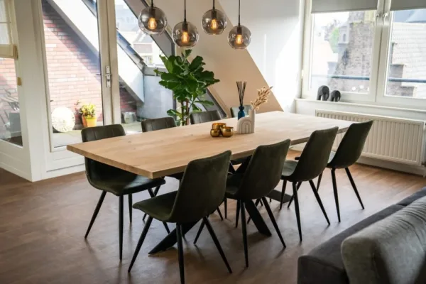 Eiken (boomstam) tafel met stalen rechte poten 9