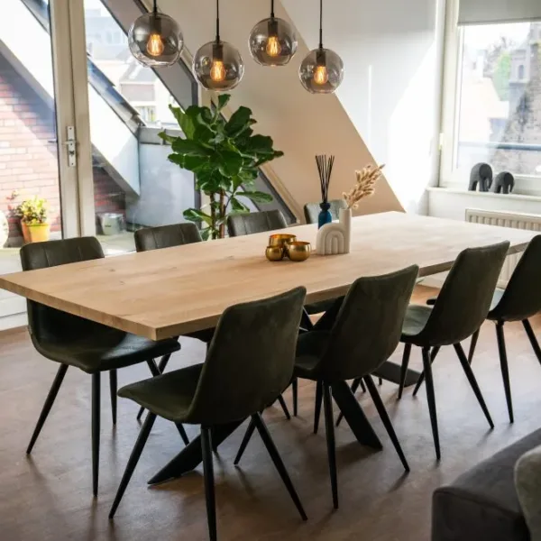 Eiken (boomstam) tafel met stalen rechte poten 9